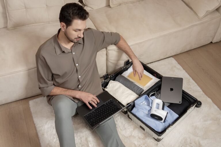 Um Homem Sentando Ligado Um Sofa Usando Um Computador Laptop olrlEphpEqA