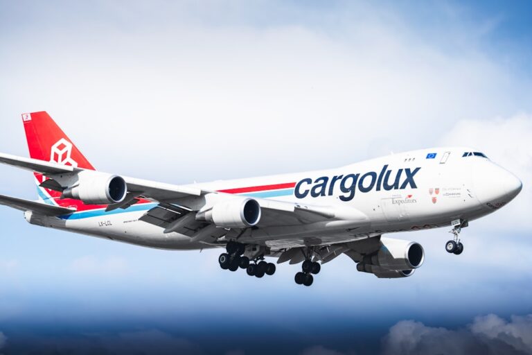 Aviao Cargolux Voando No Ceu nNRSwEy335g
