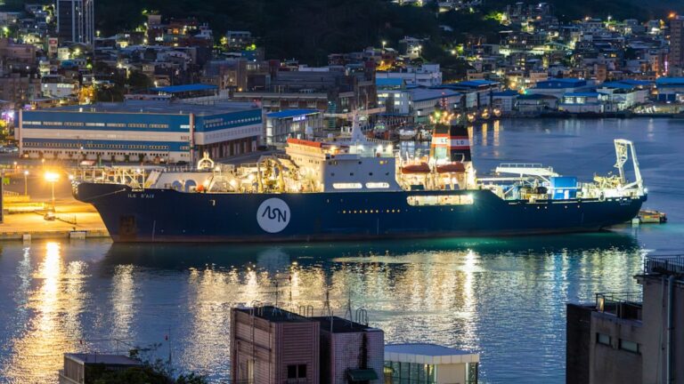 Navio De Pesquisa Atracado Em Um Porto Da Cidade a Noite 3rjSxxUIzms