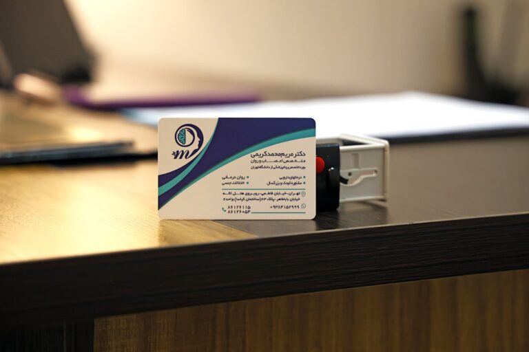 Cartao E Carimbo Em Uma Mesa L5jmo4rZNkM