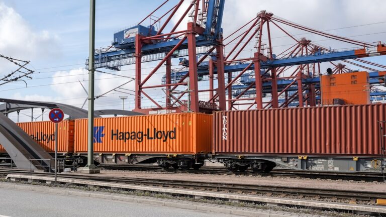 Conteineres Laranjas Em Um Trem Em Um Porto sCe5OPed9Vk