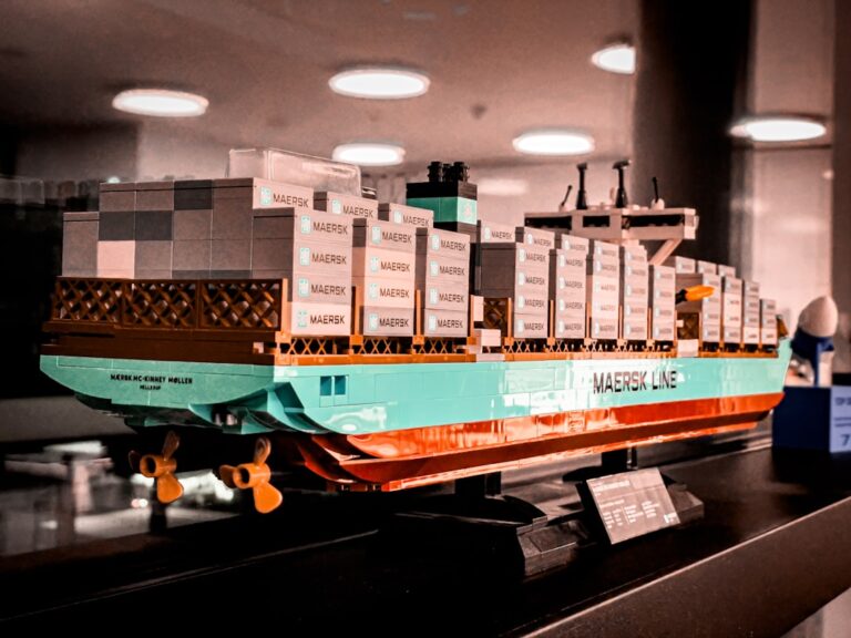 Modelo Lego De Um Navio Porta Conteineres Com Conteineres De Carga Q_YWgDasIL8