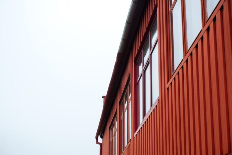 Predio Vermelho Com Janelas Contra Um Ceu Nublado iNh9JEhm4Nc