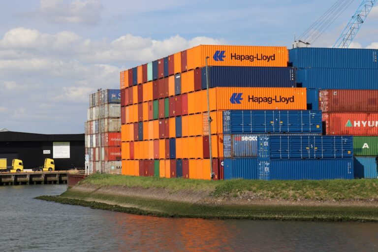 Um Grande Navio De Carga Sentado Ao Lado De Um Corpo De Agua ZAsrVFkn5WA