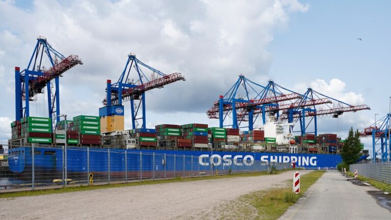 Navio Porta Conteineres Atracado Em Um Porto Com Guindastes q1myPE5J3xM