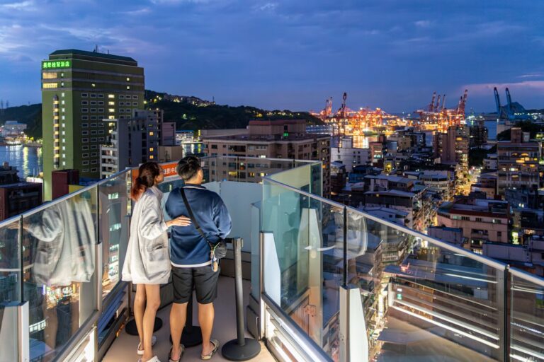 Casal Desfrutando Da Vista Da Cidade Do Telhado Ao Anoitecer HuCmWHyBThM