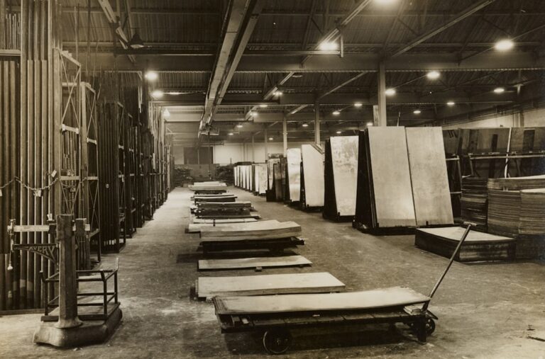 Foto Em Tons De Cinza De Uma Sala Com Cadeiras E Mesas VVOAaEBukPY