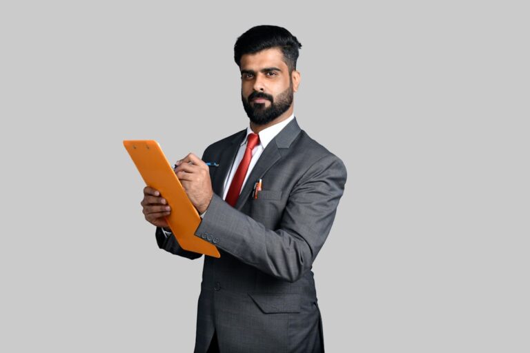 Um Homem Segurando Um Livro SfroZlY_DAU