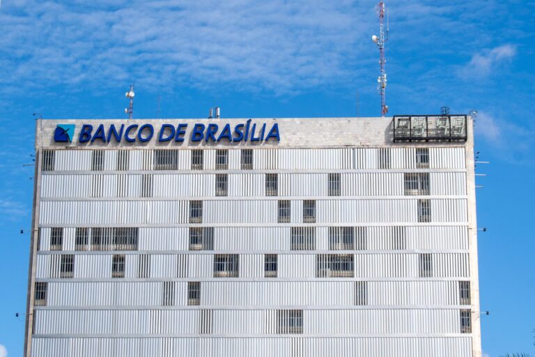 A view of the Banco de Brasília building with clear blue skies, showcasing modern architecture.