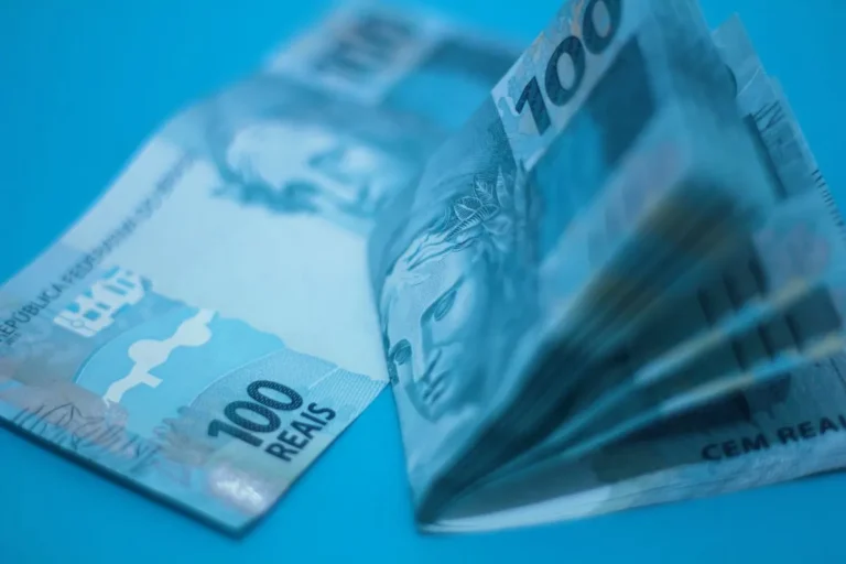 Como declarar moeda estrangeira no irpf 2024?
