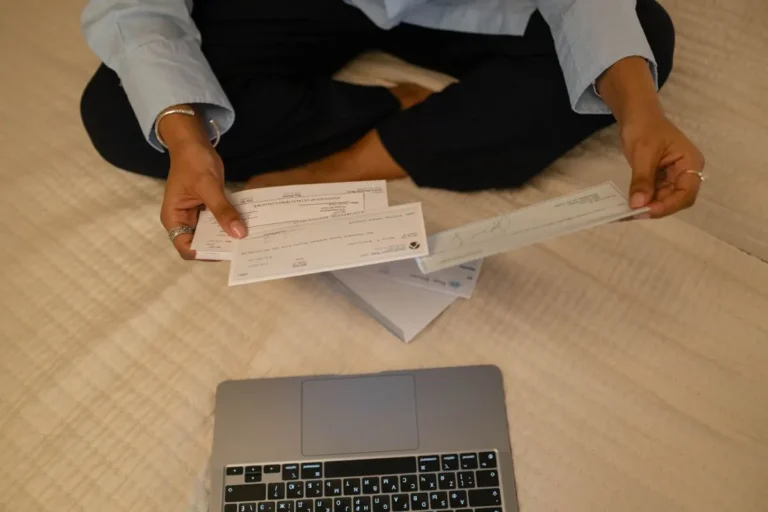 Como é feito o pagamento do cheque em moeda estrangeira: passo a passo